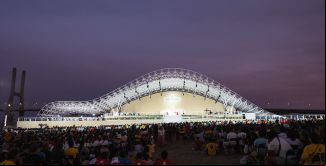 imagem da noticia VigÃ­lia reÃºne 1,5 milhÃ£o de pessoas