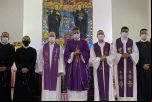 Notícias: Fr Robério com o Provincial e demais confrades na missa de envio.jpeg