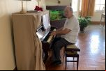 Notícias: Padre Vidigal tocando o piano da Comunidade Redentorista, alegrando a convivência.jpeg