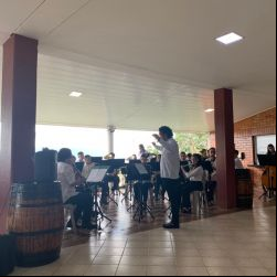 : Apresentação de um grupo de música do Colégio Redentorista da Provincia de Bogotá no almoço de encerramento da assembleia