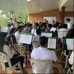 : Apresentação de um grupo de música do Colégio Redentorista da Provincia de Bogotá, no almoço de encerramento da assembleia2