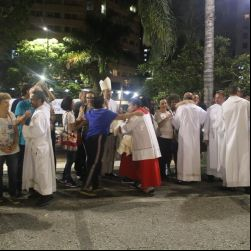 : Grande abraço em volta da Igreja (8)