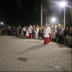 : Grande abraço em volta da Igreja (1)