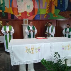 : Missa presidida pelo Pe. Chicão (assessor provincial dos MLR da Província de SP) (1)