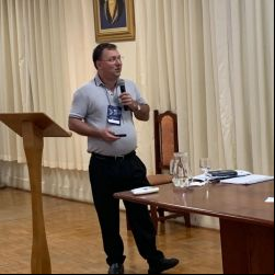 : Padre Rogério Gomes, Conselheiro Geral, apresentando o Documento de Trabalho da 1ª Fase