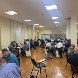 : Trabalho em grupos na reunião