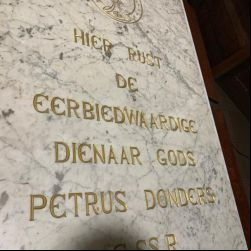 : Túmulo de Pedro Donders na Catedral do Suriname (1)